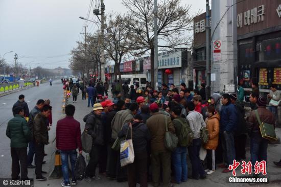 2017年2月16日清晨，济南市二环西路与经六路延长线交汇处人头攒动，上千名农民工在此聚集“趴活”。这个劳务市场被称为“济南最大自发性马路劳务市场”。春节过后，还没有农忙的村民开始陆续返城务工。由于农民工没有技术，他们多数只能从事一些体力劳动，目前济南多数工地还未开工，“人多活少”现象普遍，许多民工等上一天都等不来活。 图片来源：视觉中国